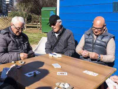 Di sicuro ci� che non scompare � il vezzo di prendere in giro i giocatori meno in gamba, anche a una certa et�. Ne sa qualcosa Amedeo (il signore col cappello), altro membro della pimpante combriccola, chiamato dagli altri "cervello piccolino" per la sua scarsa dimestichezza con il burraco
